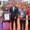 Hj Hesnidar Haris saat menerima penghargaan rekor muri