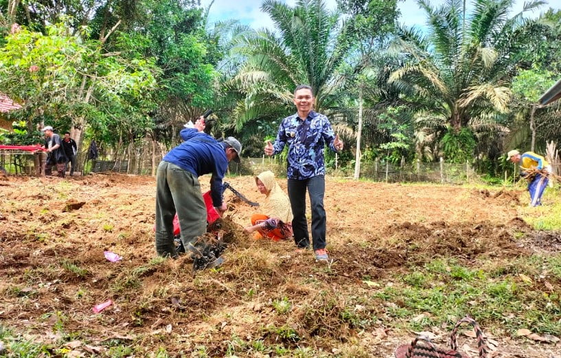Kades Sengkati bersama warga Kepala Desa Sengkati Baru, Agustiani Haris