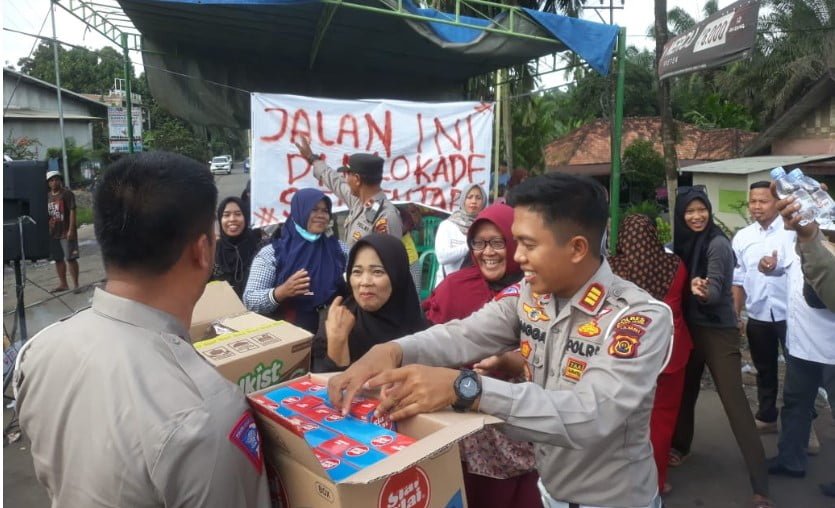 Kasatlantas Muaro Jambi Bagikan Snack ke Warga Blokade Jalan dan Sopir  Kasatlantas Muaro Jambi Bagikan Snack ke Warga Blokade Jalan dan Sopir