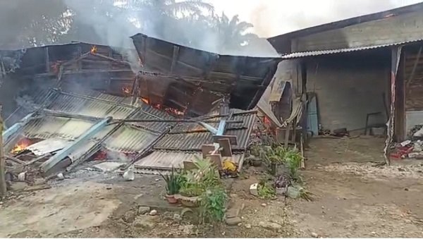 Kebakaran bengkel motor dan rumah di Sungai Kapas Bangko.
