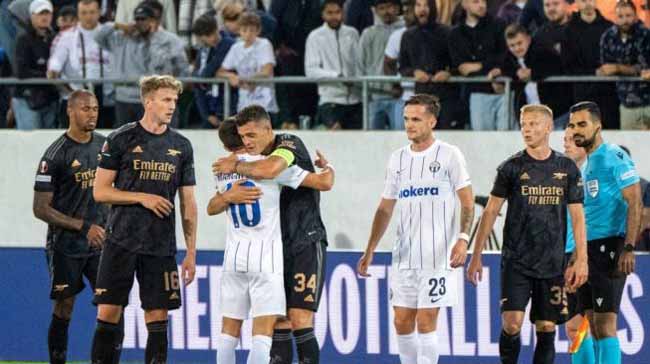 Mendiang Ratu Elizabeth Diolok-olok Mendiang Ratu Elizabeth Diolok-olok