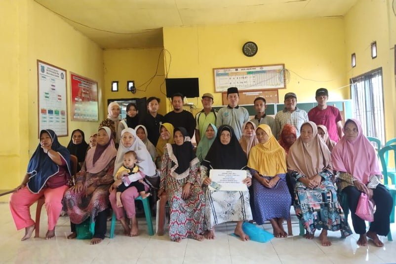 Pemdes Kuala Kahar foto bersama para penerima BLT DD