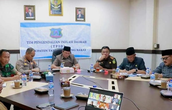Wabup Tanjabbar, H. Hairan saat menghadiri Rapat Koordinasi (Rakor) Pengendalian Inflasi Daerah