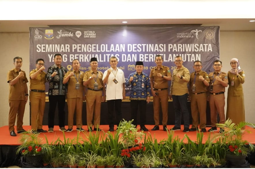 Gubernur Jambi, Al Haris foto bersama usai acara.