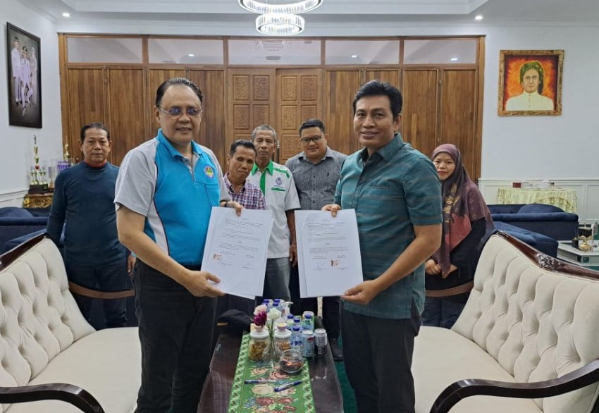 Ketua Asprov PSSI Jambi, M fadhil Arief (Kanan). (Batanghari.Jambiseru.com) Ketua Asprov PSSI Jambi, M fadhil Arief (Kanan). (Batanghari.Jambiseru.com)