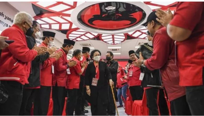 Ketua Umum PDIP Megawati Soekarnoputri (tengah) berjalan meninggalkan ruangan usai memimpin Penutupan Rakernas II PDIP di Sekolah Partai. (Suara.com) Ketua Umum PDIP Megawati Soekarnoputri (tengah) berjalan meninggalkan ruangan usai memimpin Penutupan Rakernas II PDIP di Sekolah Partai. (Suara.com)
