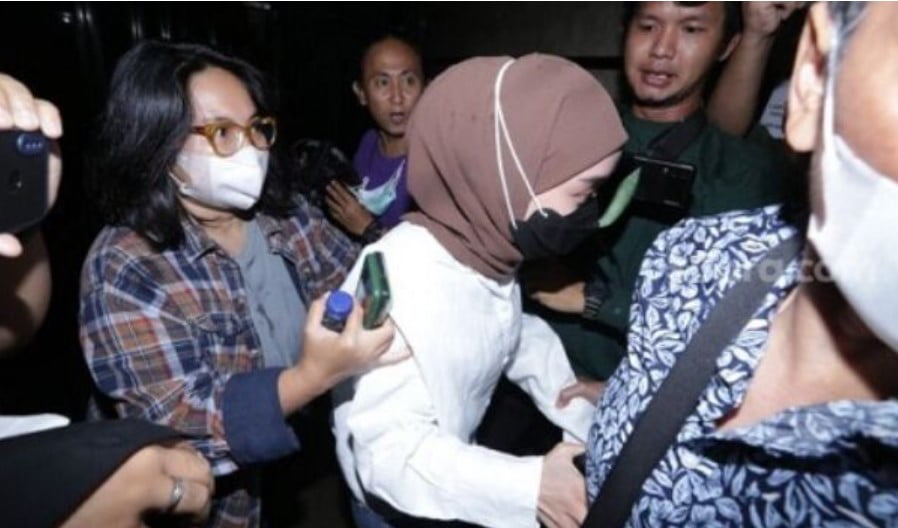 Lesti Kejora (kemeja putih) mendatangi Polres Metro Jakarta Selatan. (Seleb.jambiseru.com) Lesti Kejora (kemeja putih) mendatangi Polres Metro Jakarta Selatan. (Seleb.jambiseru.com)