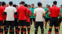 Pelatih kepala Timnas Indonesia U-17, Bima Sakti (tengah) memberikan pengarahan kepada sejumlah pemain dalam sesi latihan di Stadion Pakansari. (Suara.com)