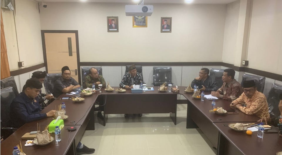 Pemda Tanjabbar Saat Mengikuti Rapat Secara Virtual di Ruang Rapat Bupati. (Tungkal.Jambiseru.com)