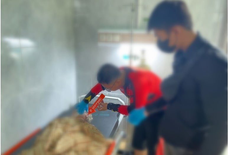 Polsek Tungkal Ilir Saat Melakukan Identifikasi Korban. (Tungkal.jambiseru.com) Polsek Tungkal Ilir Saat Melakukan Identifikasi Korban. (Tungkal.jambiseru.com)