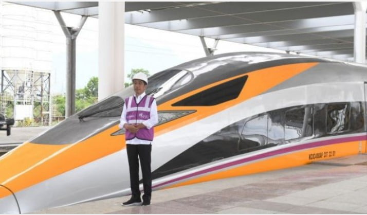 Presiden Jokowi di proyek Kereta Cepat Jakarta Bandung. (Suara.com) Presiden Jokowi di proyek Kereta Cepat Jakarta Bandung. (Suara.com)
