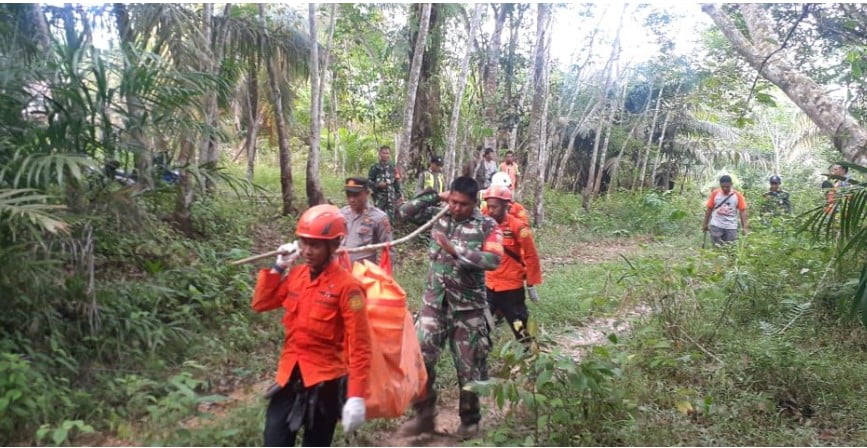 Proses evakuasi siswa magang yang hilang di tambang batu bara. (Muarojambi.jambiseru.com) Proses evakuasi siswa magang yang hilang di tambang batu bara. (Muarojambi.jambiseru.com)