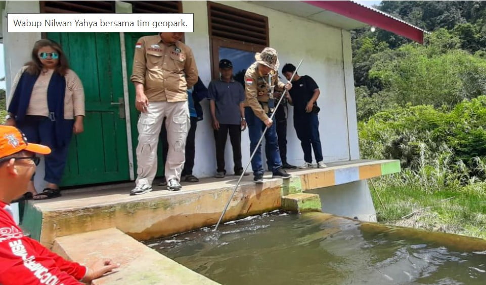 Wabup Merangin, Nilwan Yahya bersama tim geopark. Wabup Merangin, Nilwan Yahya bersama tim geopark.