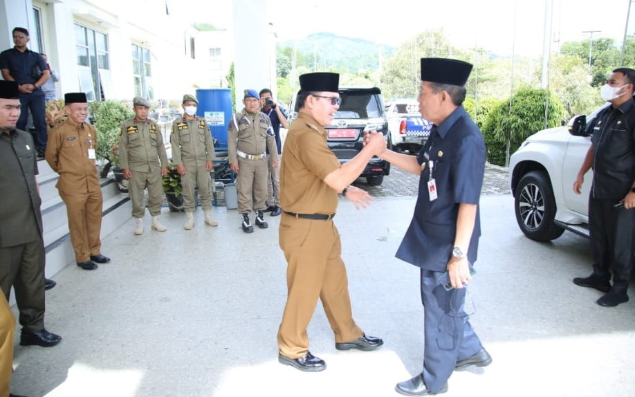 Walikota Sungai Penuh, Ahmadi Zubir saat menyambut kunjungan Wakil Gubernur Jambi, H. Abdullah Sani. Walikota Sungai Penuh, Ahmadi Zubir saat menyambut kunjungan Wakil Gubernur Jambi, H. Abdullah Sani.
