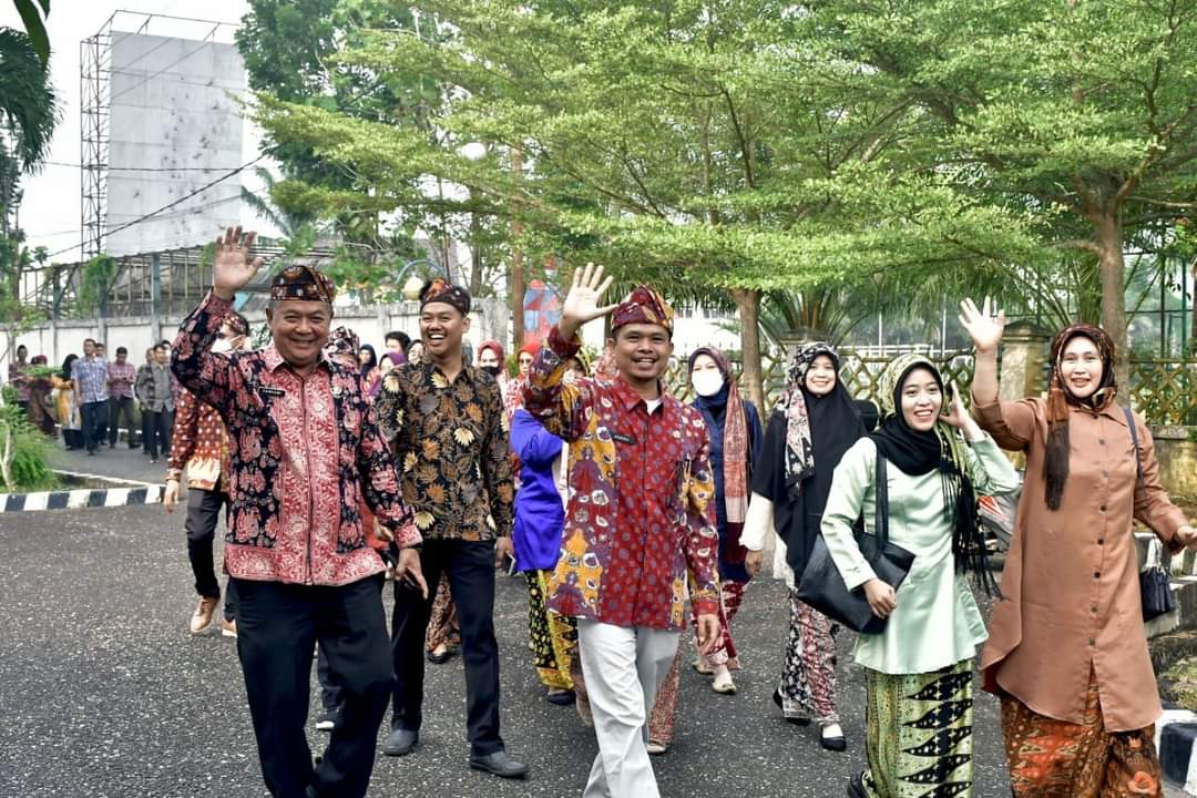 Karnaval Hari Batik Nasional Karnaval Hari Batik Nasional