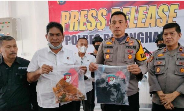 2-penembak-warga-sad-jambi-ditangkap 2 penembak warga SAD Batanghari - Jambi ditangkap polisi. Foto : Rizki Rahadian / Jambi Seru