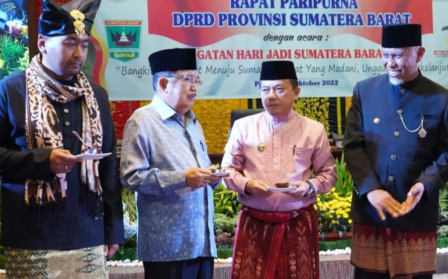 Gubernur Al Haris saat hadiri Rapat Paripurna DPRD Hari Jadi Provinsi Sumatera Barat Ke-77. (Diskominfo Provinsi Jambi)