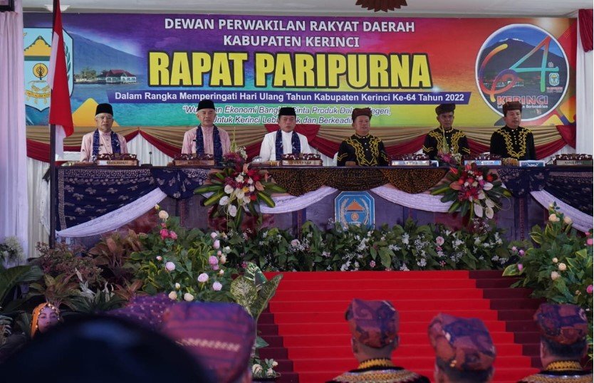 Gubernur Jambi, Al Haris saat menghadiri rapat peripurna DPRD Kabupaten Kerinci.