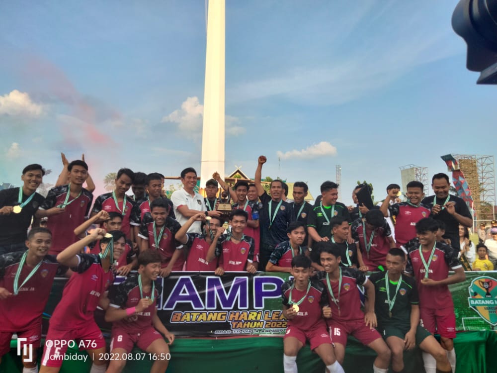 Bupati Fadhil Serahkan Piala Ke PSBM