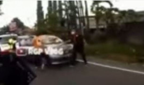 viral-emak-emak-hadang-mobil-ambulance Viral emak emak hadang mobil ambulance