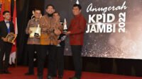 Bupati Fadhil Terima Penghargaan Dari KPID