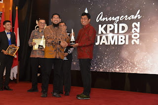 Bupati Fadhil Terima Penghargaan Dari KPID