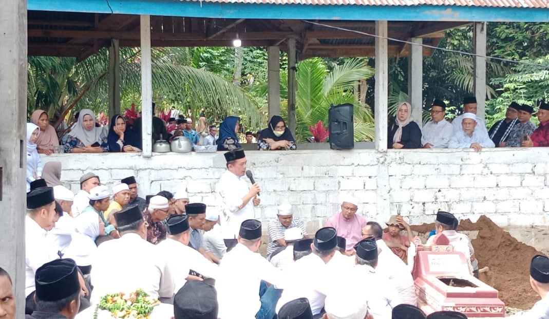 Gubernur Jambi Al Haris lepas Ibundanya ke-Peristirahatan terakhir di Desa Sekancing, Merangin.