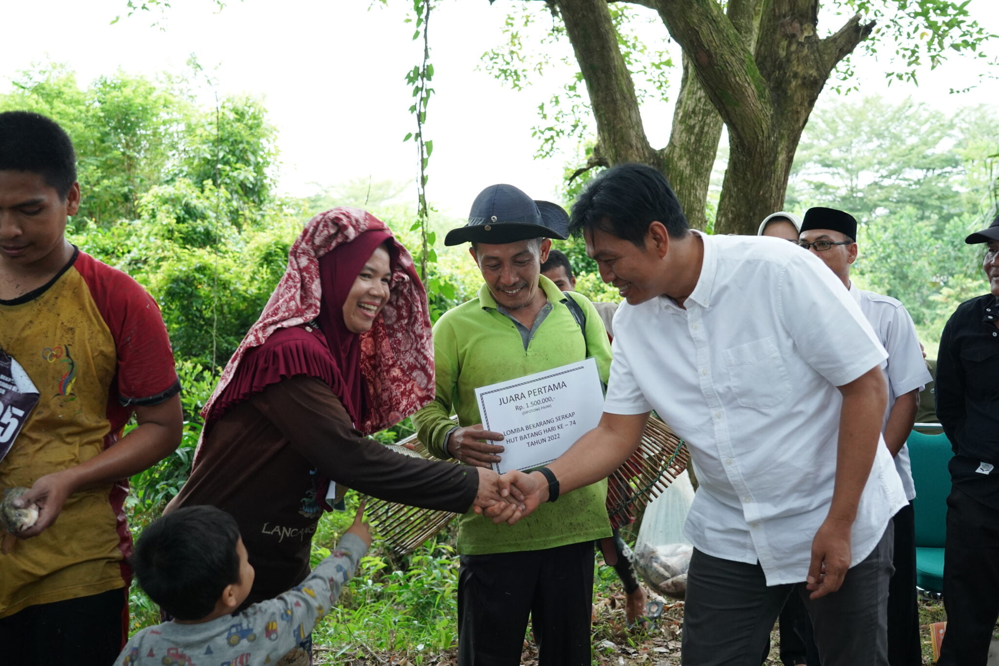 Bupati Fadhil Berikan Hadiah ke Pemenang Lomba Bekarang