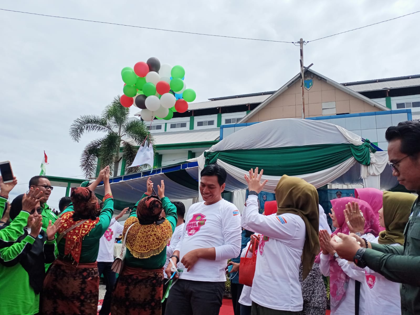 Bupati Fadhil dan Istri Ketua TP PKK Batanghari Zulva