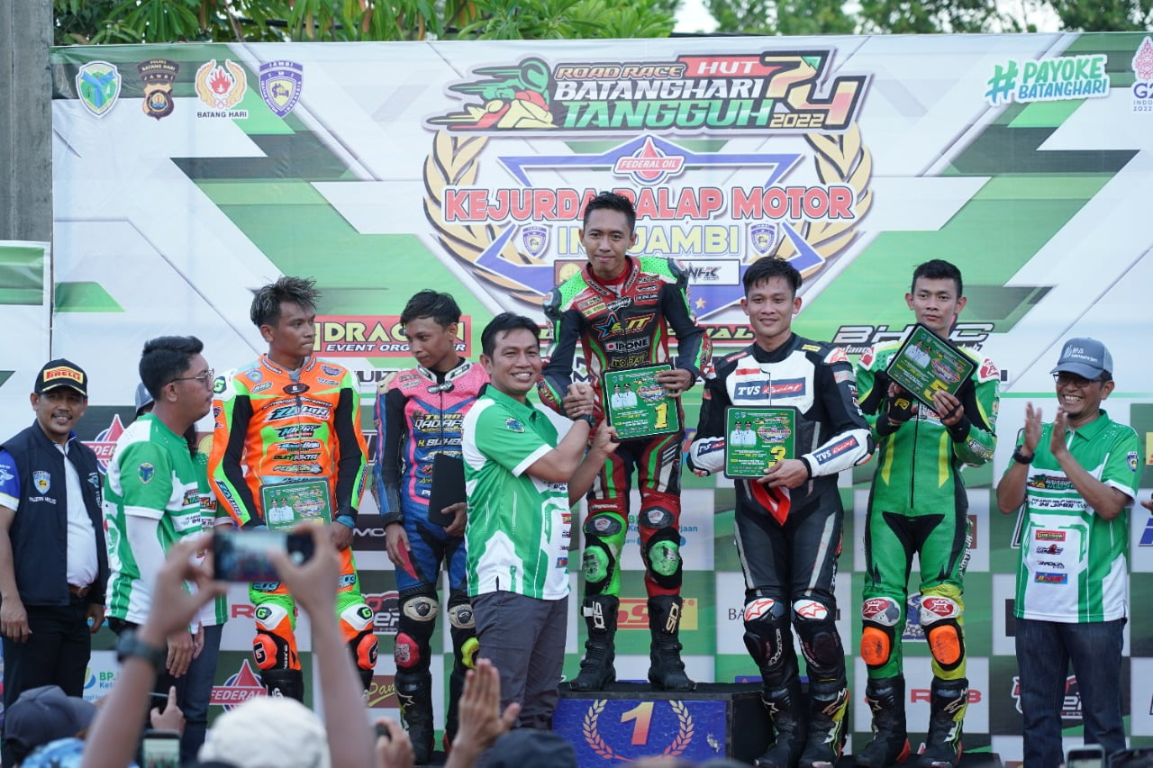 Bupati Fadhil Berikan Hadiah Kepemenang Lomba Road Race