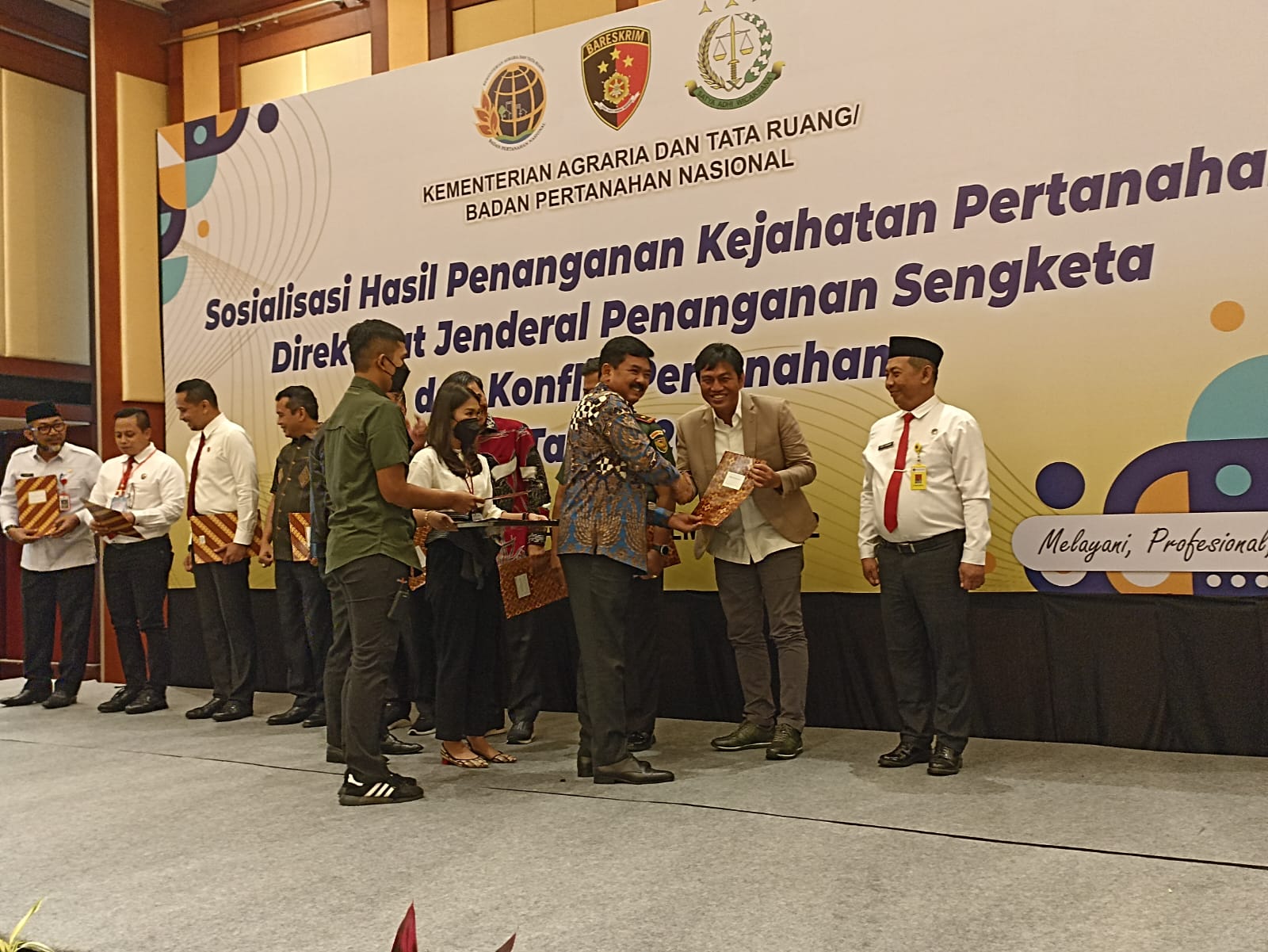 Bupati Fadhil Terima Penghargaan Dari Menteri ATR/BPN
