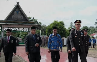 Sekretaris Daerah m. Azan Berziarah ke Makam Pahlawan Sekretaris Daerah m. Azan Berziarah ke Makam Pahlawan