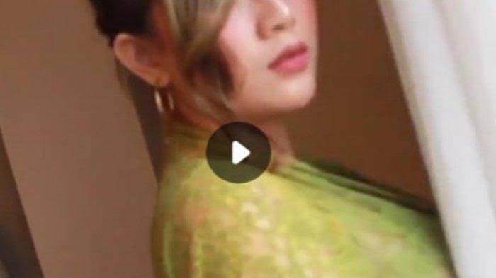 wanita berkebaya hijau Berkebaya Hijau