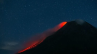 Gunung Merapi semburkan lava