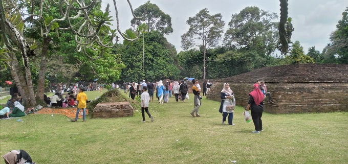Pengunjung Candi