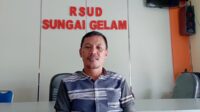 Direktur RSUD Sungai Gelam, dr Gordon Hutagaol, di ruangnya, Sabtu (4/2/2023). Foto: Rahmadoni Yusal/Jambiseru.com