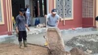 Para pejabat di Merangin gotong royong membangun masjid.
