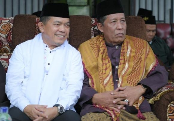 Gubernur Jambi Al Haris (kiri) bersama Wakil Gubernur Jambi Abdullah Sani (kanan). Al Haris tegaskan penghentian operasional transportasi batubara lewat jalan nasional. Foto : dok/Jambiseru.com