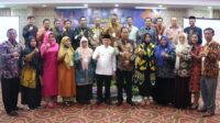Gubernur Jambi, Al Haris foto bersama peserta Sosialisasi Uji Kompetensi Keahlian (UKK) untuk Kepsek Sekolah Menengah Kejuruan (SMK), Se Provinsi Jambi Tahun 2023