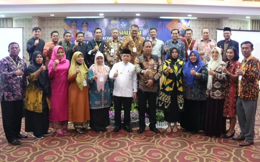 Gubernur Jambi, Al Haris foto bersama peserta Sosialisasi Uji Kompetensi Keahlian (UKK) untuk Kepsek Sekolah Menengah Kejuruan (SMK), Se Provinsi Jambi Tahun 2023