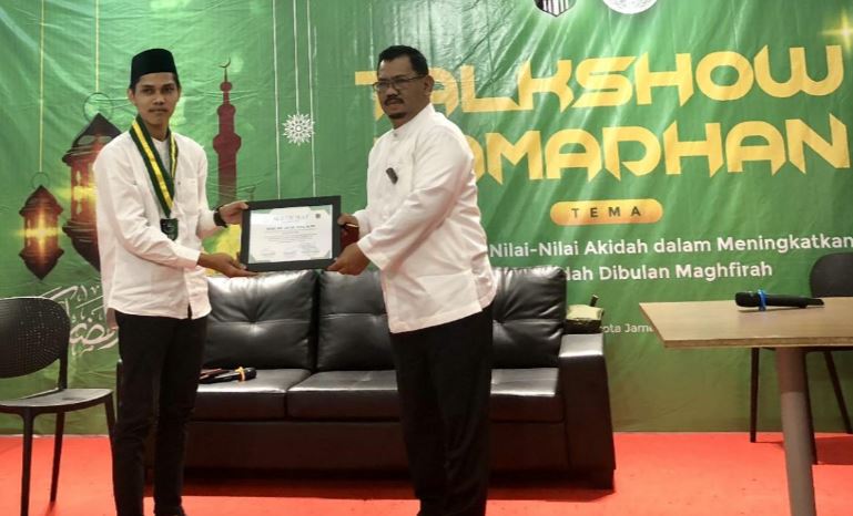 Ketua PC Semmi Kota Jambi Almusaddath (kiri) bersama Prof As'ad Isma (kanan), saat buka bersama semmi jambi, di mal Transmart Jambi, Jumat 7 April 2023. Foto : Ist / Jambiseru.com