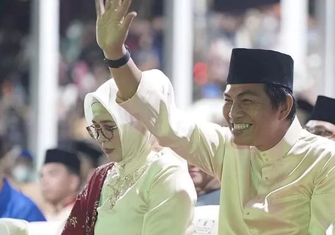 Bupati Batanghari Fadhil Arief (kanan) beserta istri tercinta.