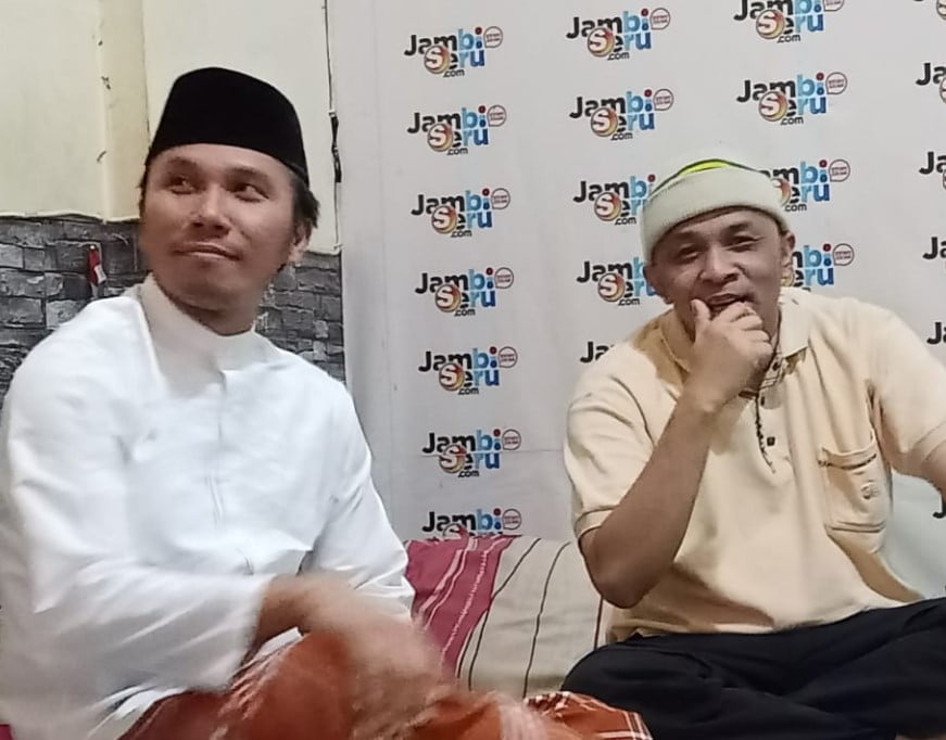 Edi Purwanto (kiri) bersama pemred jambi seru Alpadli Monas (kanan). Foto : Evo / Jambiseru.com