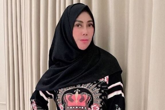 Ibunda Raffi Ahmad bicara terkait anaknya yang diisukan terlibat pajak dan pencucian uang. Foto : ist