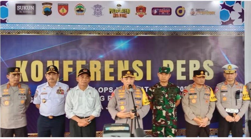 Kapolri Jenderal Pol Listyo Sigit Prabowo memberikan keterangan pers saat meninjau Gerbang Tol Kalikangkung, Semarang. (Ist)