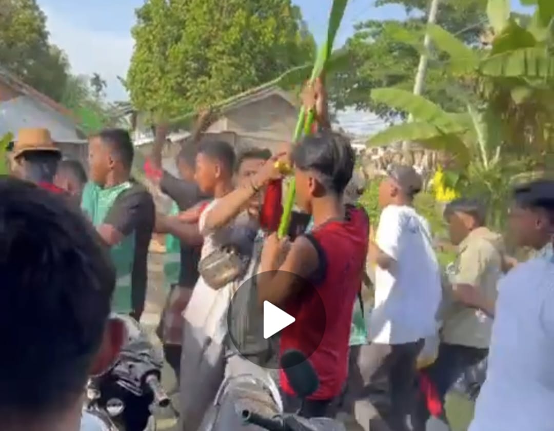 Capture dari video yang beredar bentrok pacu perahu di Ladang Panjang Sarolangun.