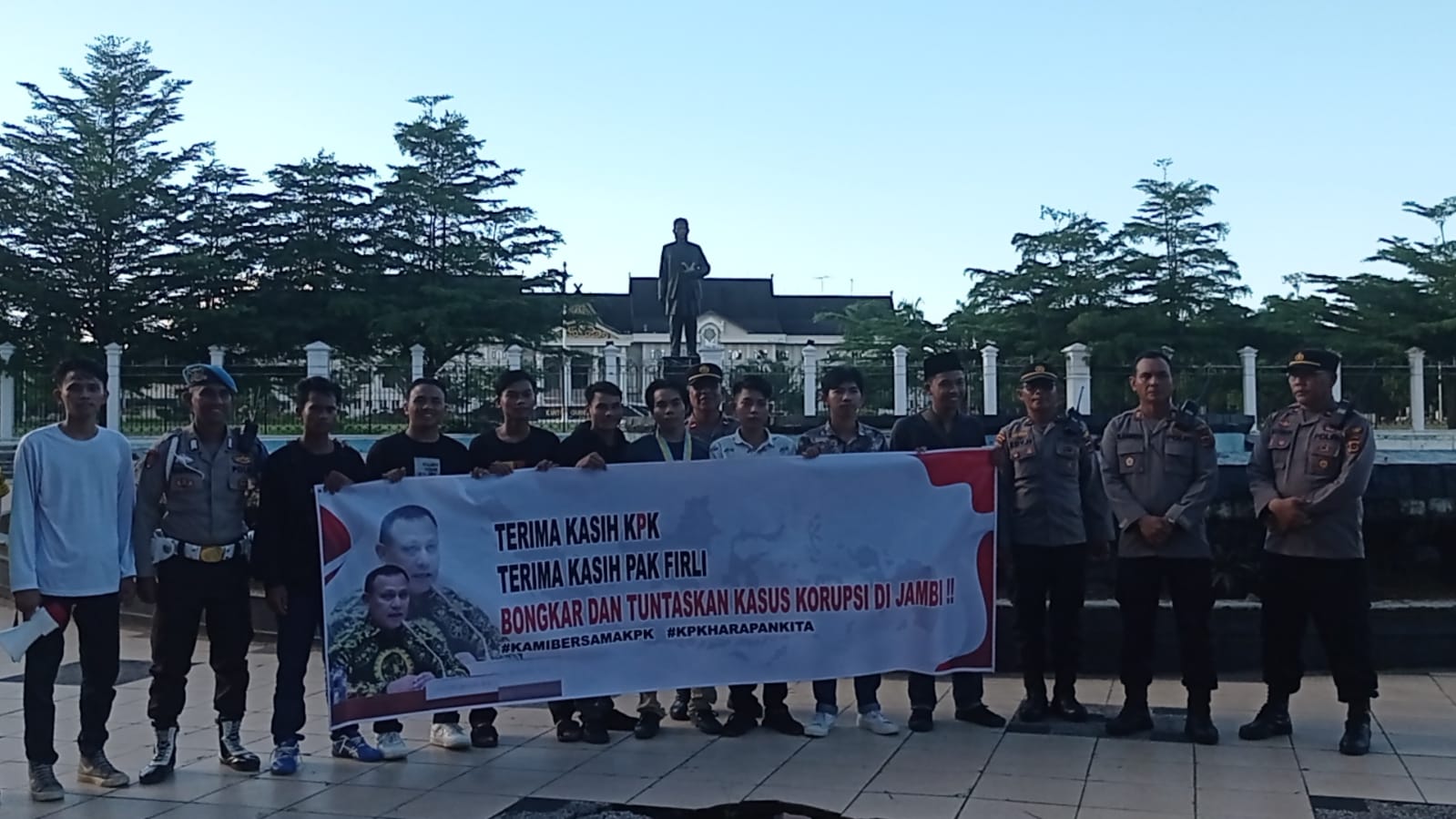 Mahasiswa Jambi foto bersama petugas kepolisian.