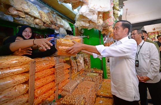 presiden jokowi tinjau salah satu pasar Momen saat Presiden Jokowi tinjau salah satu pasar.