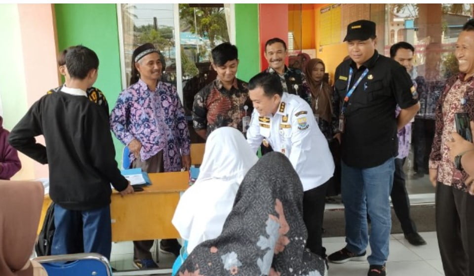 Gubernur Jambi Al Haris pantau langsung pelaksanaan Penerimaan Peserta Didik Baru (PPDB) 2023 di sejumlah sekolah.