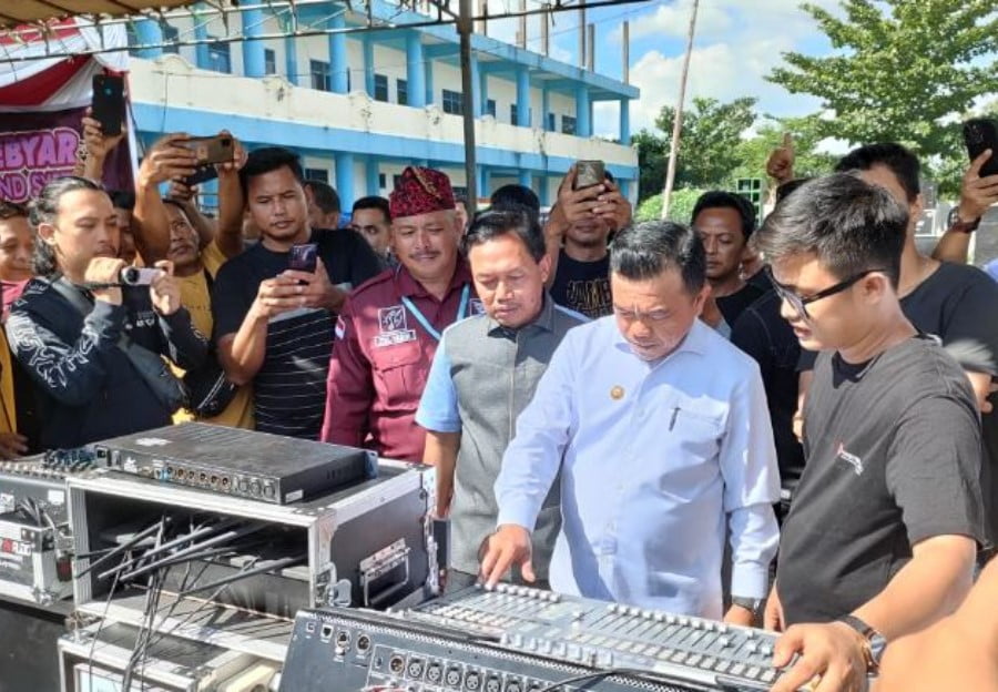 gubernur jambi, al haris saat membuka gebyar sound system